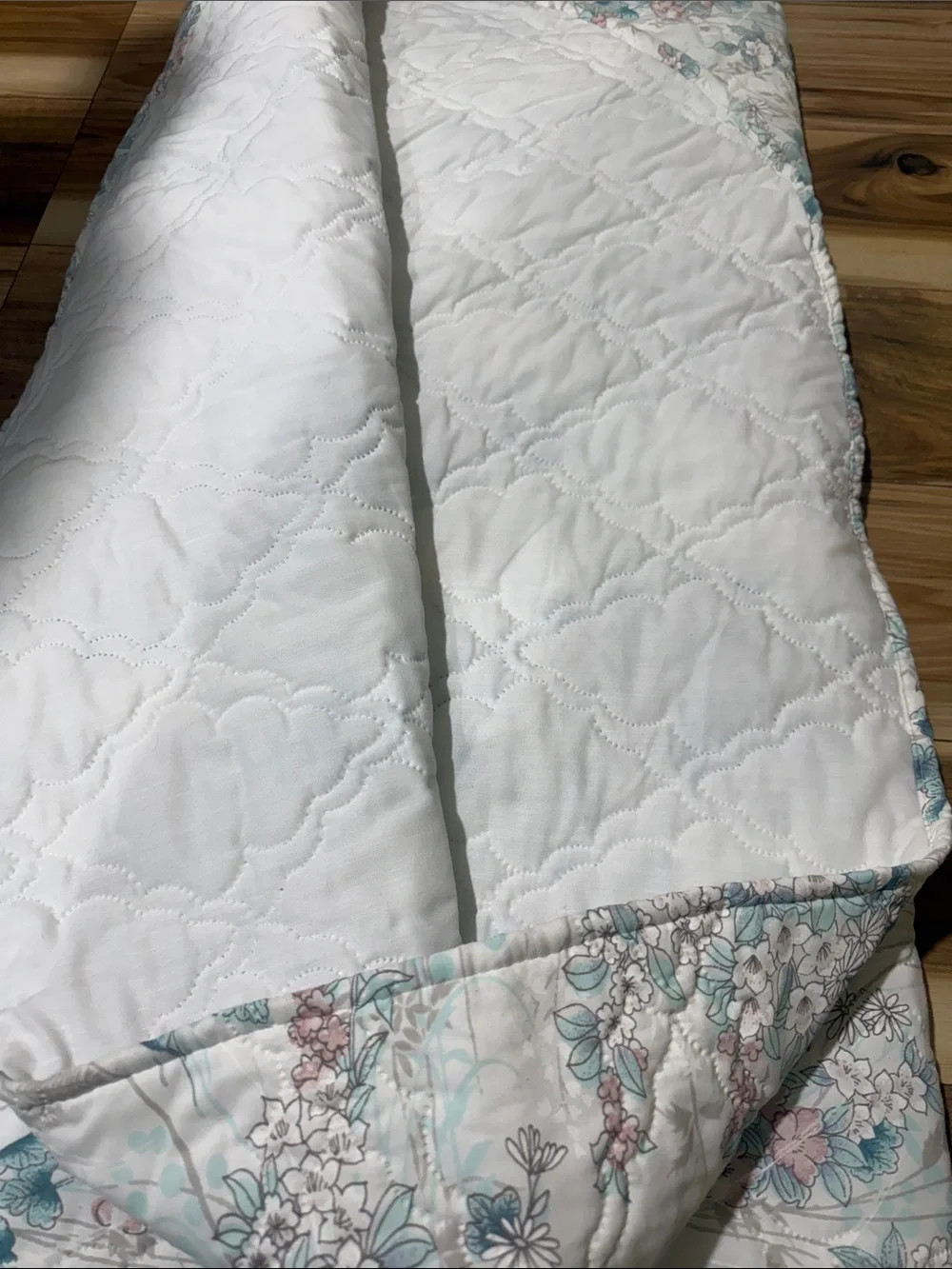 Vintage Cannon Floral Quilted Comforter in White with Blue & Pink Blooms twin